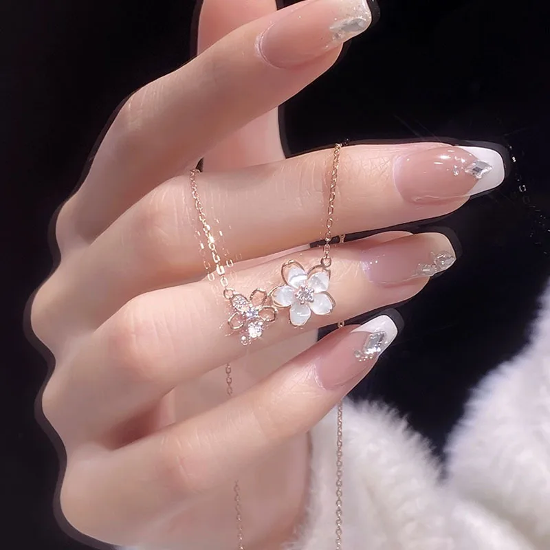 2023 Korean Fashion Crystal Cherry Pendant Necklaces for Women Temperament Sweet Flower Clavicle Chain Necklaces Summer Jewelry
2023 Korean Fashion Crystal Cherry Pendant Necklaces for Women Temperament Sweet Flower Clavicle Chain Necklaces Summer Jewelry