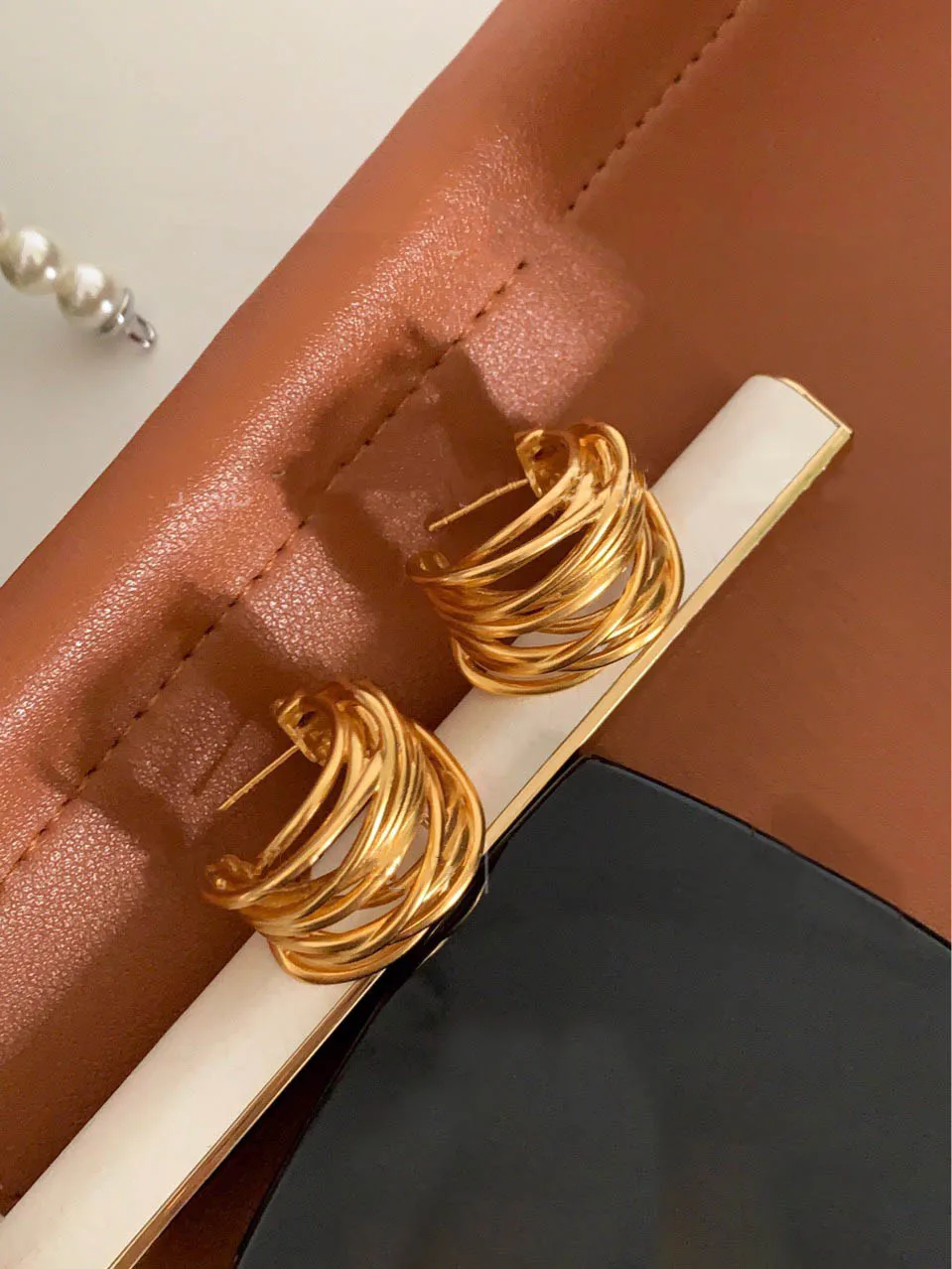 French vintage multi-layer irregular line winding gold-plated cool exaggerated stud earrings unisex c-shape classic ear jewelry
French vintage multi-layer irregular line winding gold-plated cool exaggerated stud earrings unisex c-shape classic ear jewelry