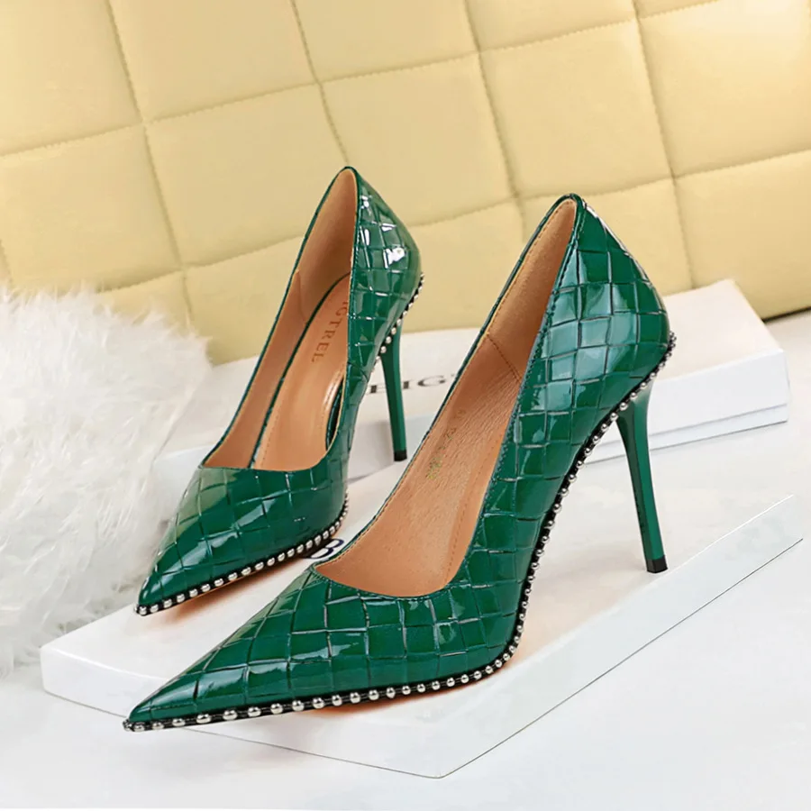 Large Size Women Pumps Retro High Heels Shallow Mouth Pointed Metal Chain Rivet Professional Shoes
Large Size Women Pumps Retro High Heels Shallow Mouth Pointed Metal Chain Rivet Professional Shoes