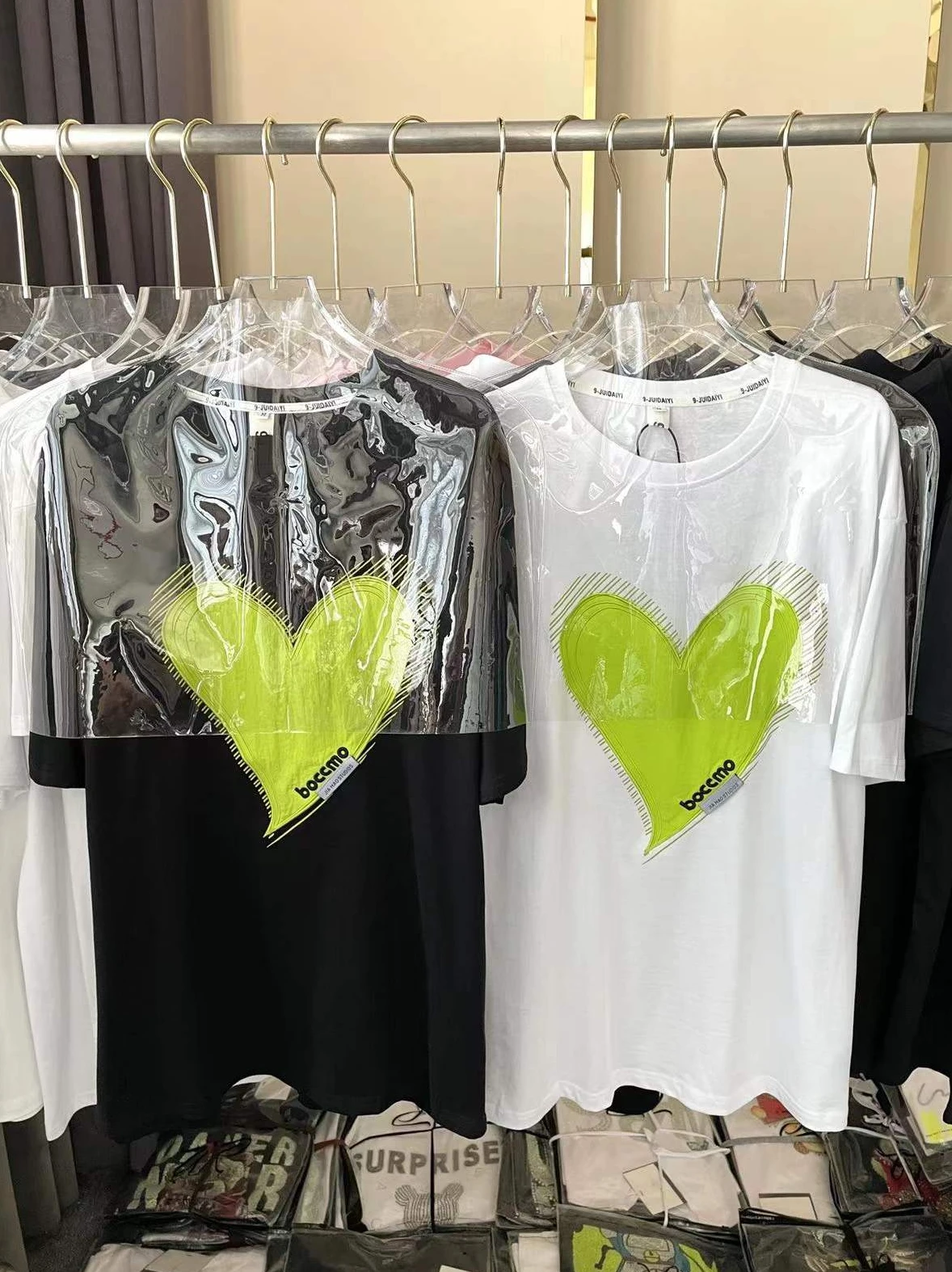 Oversized T-shirt 2022 New Fashion Summer Women Clothes Heart Patch Embroidery O-neck Loose Short Sleeve Cotton Casual Top Black
Oversized T-shirt 2022 New Fashion Summer Women Clothes Heart Patch Embroidery O-neck Loose Short Sleeve Cotton Casual Top Black