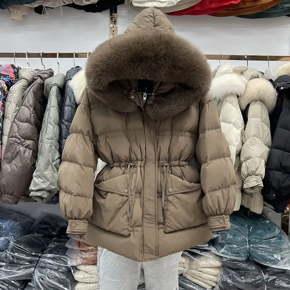 2022 Winter Fashion Jacket Women Real Fox Fur Hooded White Duck Down Coat Thick Warm Solid Zipper Down Snow Outerwear Y207
2022 Winter Fashion Jacket Women Real Fox Fur Hooded White Duck Down Coat Thick Warm Solid Zipper Down Snow Outerwear Y207