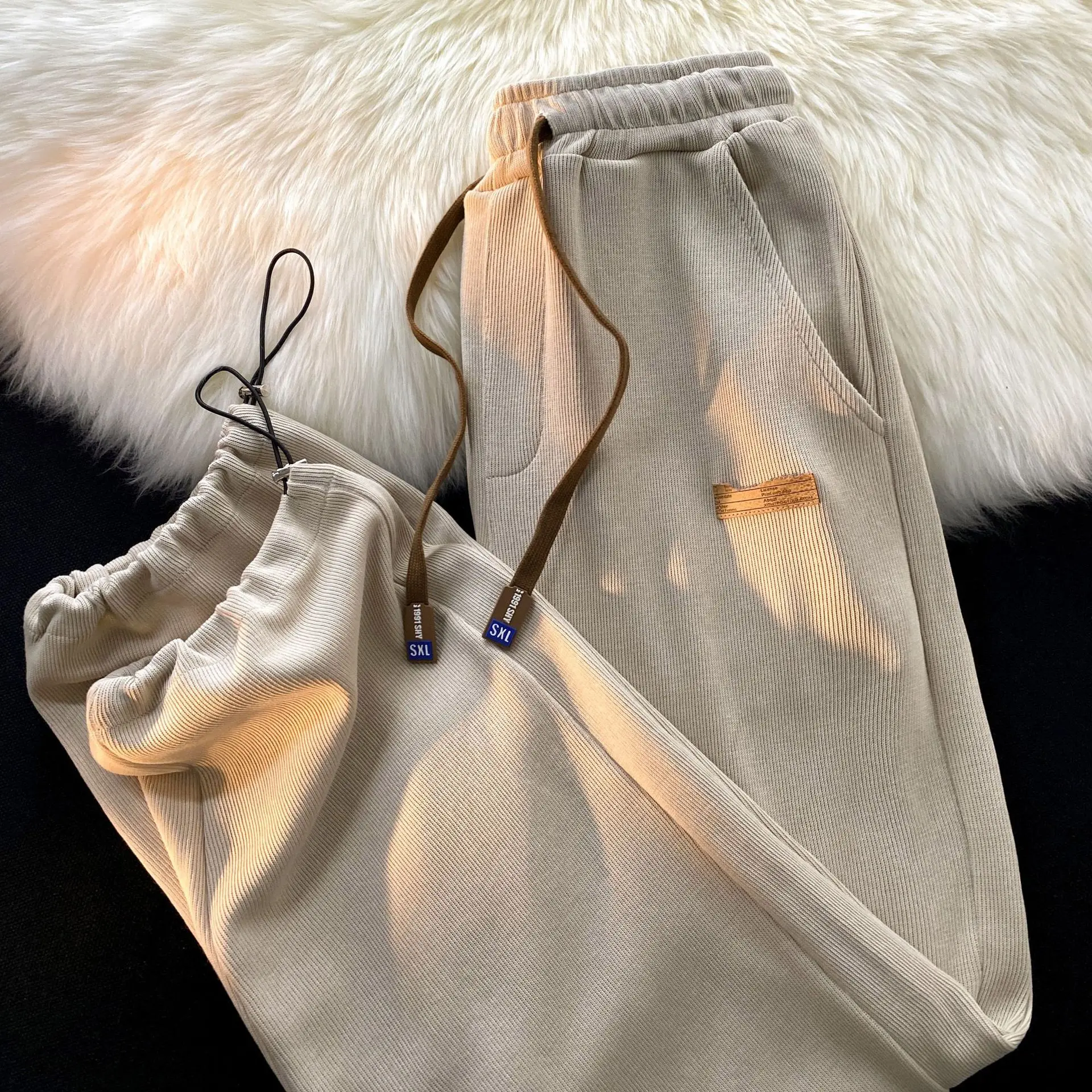 Design Elastic Waist Pants for Women's Autumn Loose Straight Slim Casual Pants RetroThin Slouchy Straight Pants 2022 High Street
Design Elastic Waist Pants for Women's Autumn Loose Straight Slim Casual Pants RetroThin Slouchy Straight Pants 2022 High Street