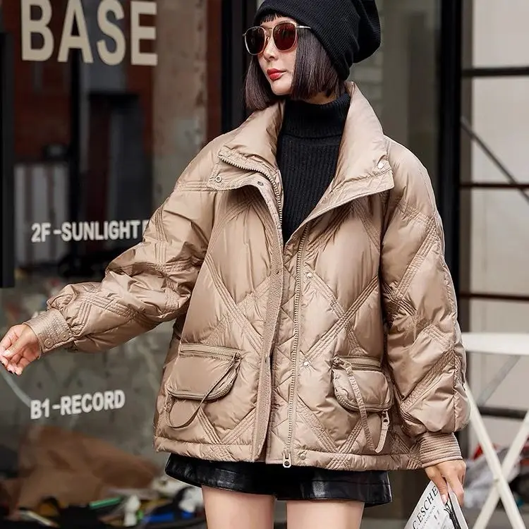 2023 Women Winter Fashion Zipper White Duck Down Coats Female Korean Loose Warm Jackets Ladies Stand Collar Solid Overcoats Q93
2023 Women Winter Fashion Zipper White Duck Down Coats Female Korean Loose Warm Jackets Ladies Stand Collar Solid Overcoats Q93