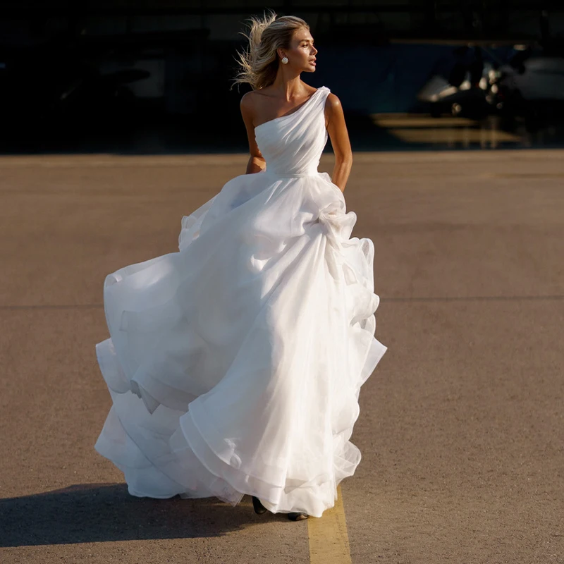 One Shoulder A Line Wedding Dresses Sleeveless Pleat Floor Length Bohemian Beach Boho Bride Gowns 2022
One Shoulder A Line Wedding Dresses Sleeveless Pleat Floor Length Bohemian Beach Boho Bride Gowns 2022