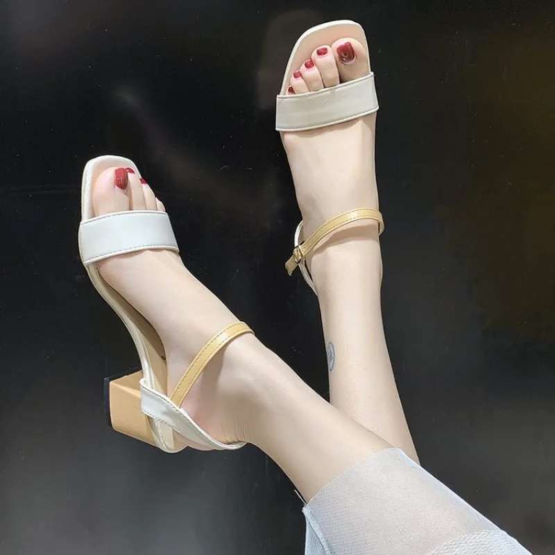 Сандалии женские на высоком квадратном каблуке, босоножки из искусственной кожи с открытым носком, однотонная мягкая удобная обувь с ремешком с пряжкой, лето
Сандалии женские на высоком квадратном каблуке, босоножки из искусственной кожи с открытым носком, однотонная мягкая удобная обувь с ремешком с пряжкой, лето