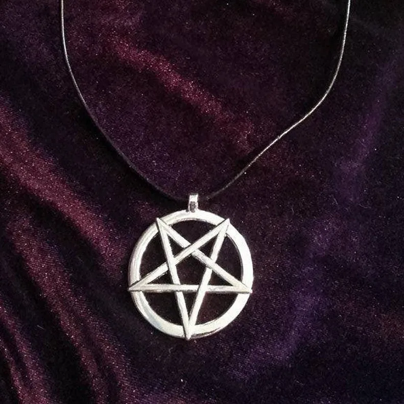 Fashion star pentagram Tibetan silver color pendant necklace necklace pendant black leather rope factory price handmade gift 
Fashion star pentagram Tibetan silver color pendant necklace necklace pendant black leather rope factory price handmade gift