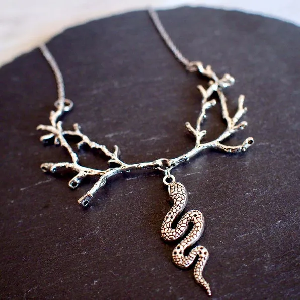 2020 new alloy jewelry branches and snakes hanging branches connected necklace pendant jewelry 
2020 new alloy jewelry branches and snakes hanging branches connected necklace pendant jewelry