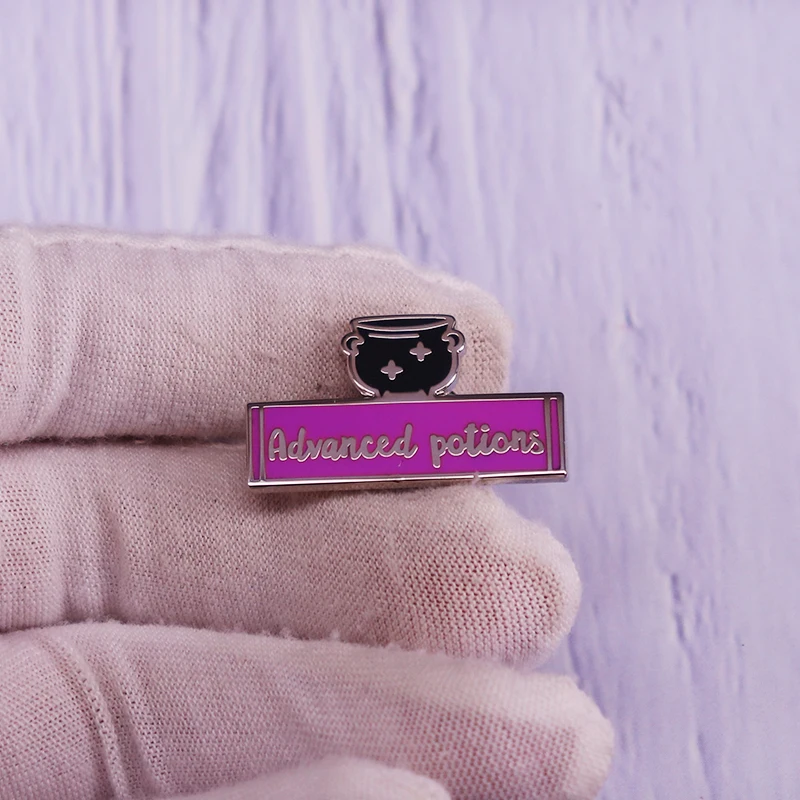 Эмалированная брошь в форме колдуна из мультфильма «волшебник»
Эмалированная брошь в форме колдуна из мультфильма «волшебник»