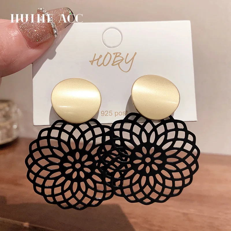 Silver Needle Simple Retro Style Flower Earrings European And American Exaggerated Personality Fashion Temperament
Silver Needle Simple Retro Style Flower Earrings European And American Exaggerated Personality Fashion Temperament