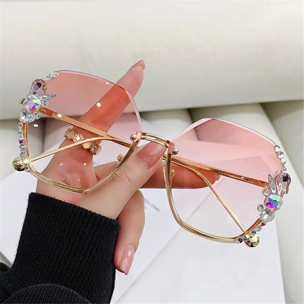 New Fashion Cutting Lens Female Eyewear UV400 Rimless Sunglasses Women Sun Glasses Gradient Rhinestone Sunglasses
New Fashion Cutting Lens Female Eyewear UV400 Rimless Sunglasses Women Sun Glasses Gradient Rhinestone Sunglasses