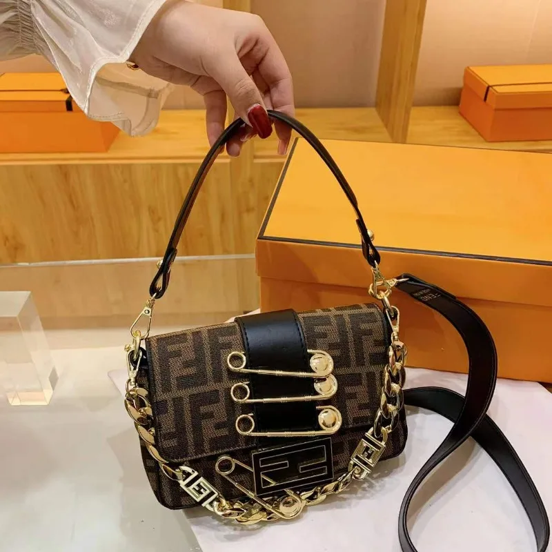 European Fashion Female Square Bag 2023 New Quality PU Leather Women's Designer Handbag Rivet Lock Chain Shoulder Messenger Bags
European Fashion Female Square Bag 2023 New Quality PU Leather Women's Designer Handbag Rivet Lock Chain Shoulder Messenger Bags