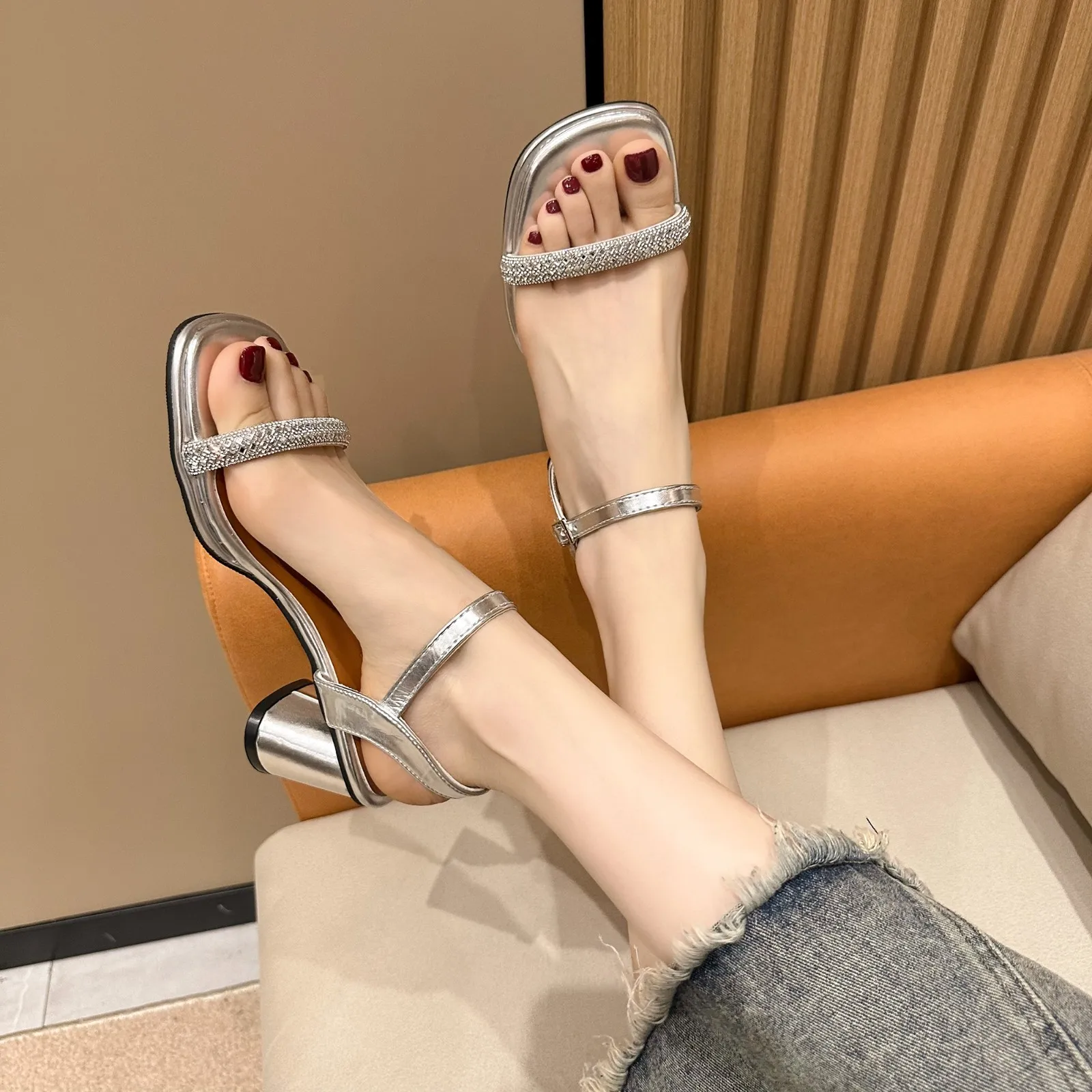Luxury Crystal Shoe Open Toe Summer Women's Sandals 2023 Fashion Buckle Dress High Heel Comfortable Chunky Heels Silver Sandalia
Luxury Crystal Shoe Open Toe Summer Women's Sandals 2023 Fashion Buckle Dress High Heel Comfortable Chunky Heels Silver Sandalia