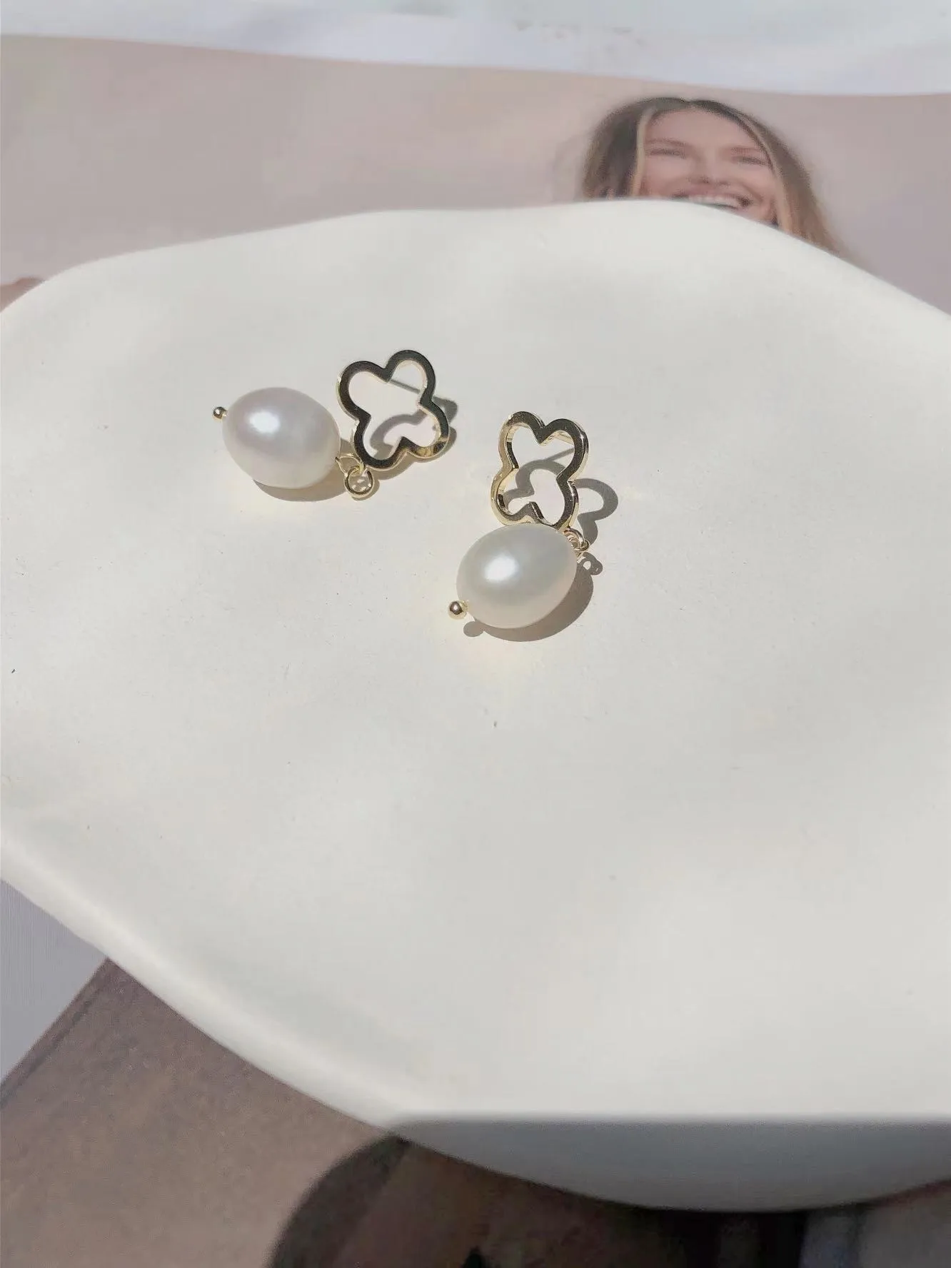 Gold Filled Minimalist Copper Metal Hollow Flower With Geniune Freshwater Pearl 925silver Needle Stud Geometric Trendy Earrings
Gold Filled Minimalist Copper Metal Hollow Flower With Geniune Freshwater Pearl 925silver Needle Stud Geometric Trendy Earrings