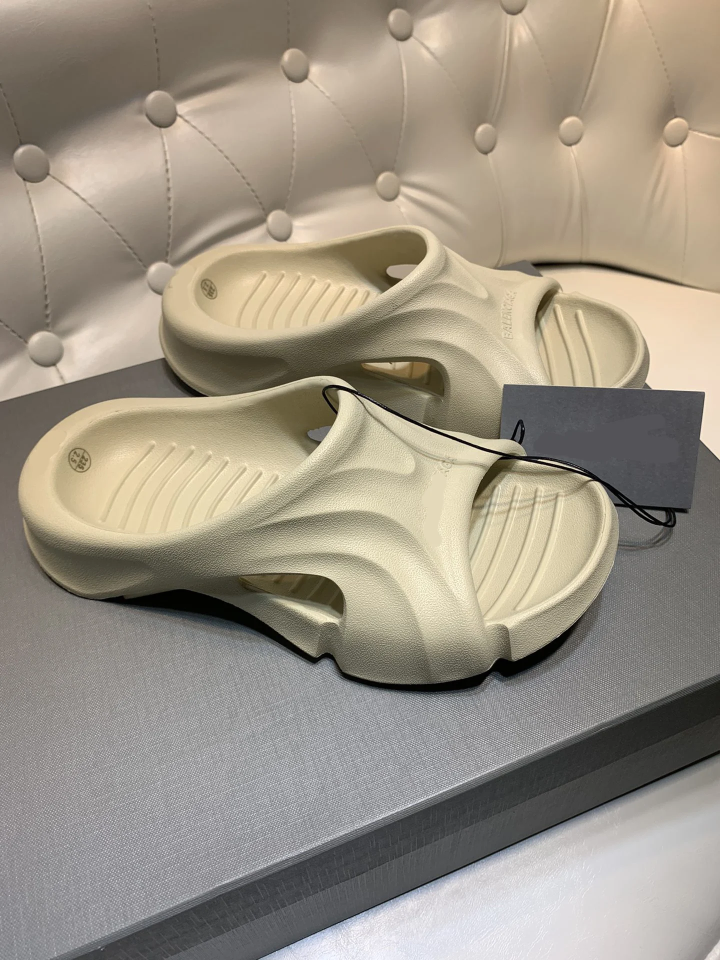 2022 New Arrival Luxury Brand Women Slippers EVA Soft and Comfortable Outdoor Sandals Men Beach Shoes Contains Original Shoe Box
2022 New Arrival Luxury Brand Women Slippers EVA Soft and Comfortable Outdoor Sandals Men Beach Shoes Contains Original Shoe Box