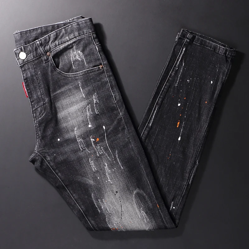 Jeans Pria Fashion Streetwear Celana Pensil Denim Hip Hop Desainer Lukis Pria Jeans Sobek Pas Badan Elastis Abu-abu Hitam Retro
Jeans Pria Fashion Streetwear Celana Pensil Denim Hip Hop Desainer Lukis Pria Jeans Sobek Pas Badan Elastis Abu-abu Hitam Retro