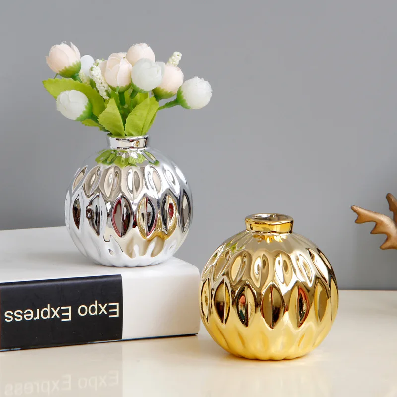 Handicrafts Flower Vase Small Flower Insert Room Decor Gold Decoration Home Relief Fish Lip Pattern Vases Silver Garden
Handicrafts Flower Vase Small Flower Insert Room Decor Gold Decoration Home Relief Fish Lip Pattern Vases Silver Garden