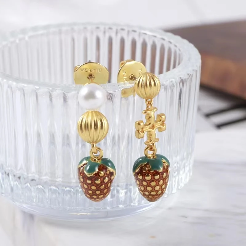 Французские модные эмалевые глянцевые серьги в стиле INS с клубничным матовым золотом, маленькие асимметричные серьги в виде золотых шариков с буквами для женщин 
Французские модные эмалевые глянцевые серьги в стиле INS с клубничным матовым золотом, маленькие асимметричные серьги в виде золотых шариков с буквами для женщин