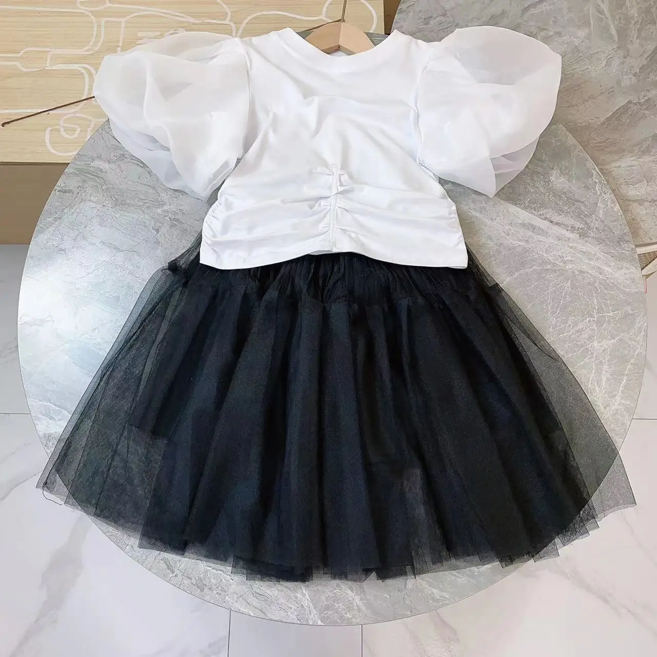 Girls' Set Skirt Summer New Children's Wear Bubble Sleeve Design Sense White Top T-shirt+Mesh Skirt Black Paired with 2 Piece Se
Girls' Set Skirt Summer New Children's Wear Bubble Sleeve Design Sense White Top T-shirt+Mesh Skirt Black Paired with 2 Piece Se