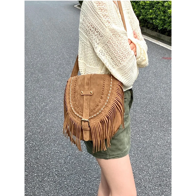 2022 new hand-made suede tassel bag women's Retro versatile saddle bag fashion trend one shoulder Small Bag Messenger
2022 new hand-made suede tassel bag women's Retro versatile saddle bag fashion trend one shoulder Small Bag Messenger