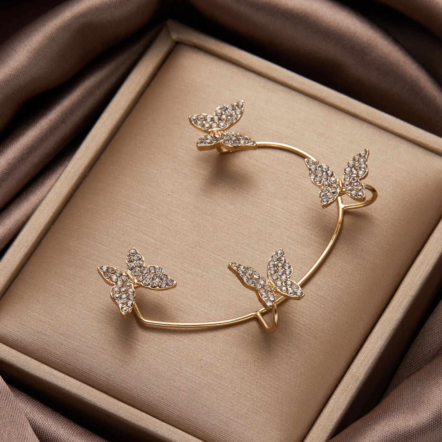 Korean Style Metal Butterfly Ear Clips Without Piercing For Women Fashion Sparkling Zircon Ear Cuff Clip Earring Wedding Jewelry
Korean Style Metal Butterfly Ear Clips Without Piercing For Women Fashion Sparkling Zircon Ear Cuff Clip Earring Wedding Jewelry