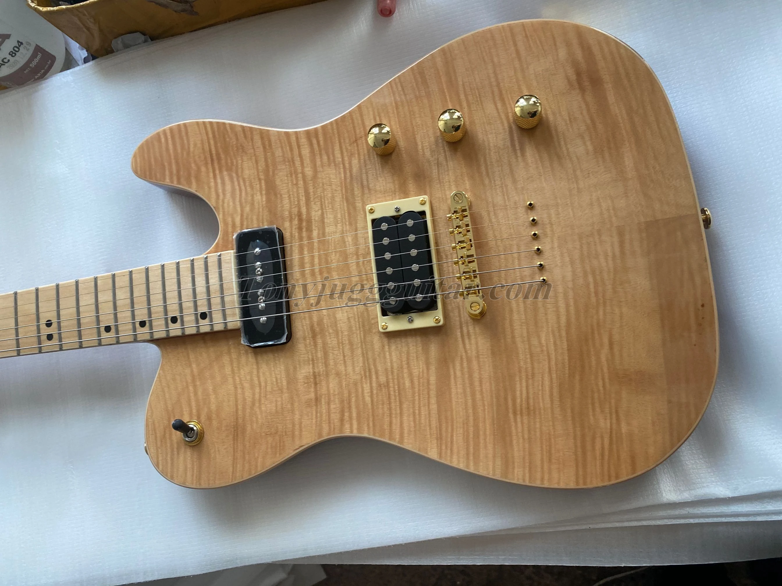 Custom shop Natural color Quilted Maple Top Electric Guitar, Gold hardware with dot inlay
Custom shop Natural color Quilted Maple Top Electric Guitar, Gold hardware with dot inlay