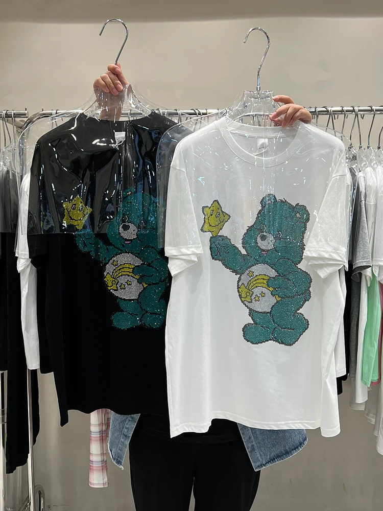2022 New Summer Women Oversized Tees Cartoon Bear Hot Drilling Trendy Streetwear Top O-neck Short Sleeve White Cotton T-shirt
2022 New Summer Women Oversized Tees Cartoon Bear Hot Drilling Trendy Streetwear Top O-neck Short Sleeve White Cotton T-shirt