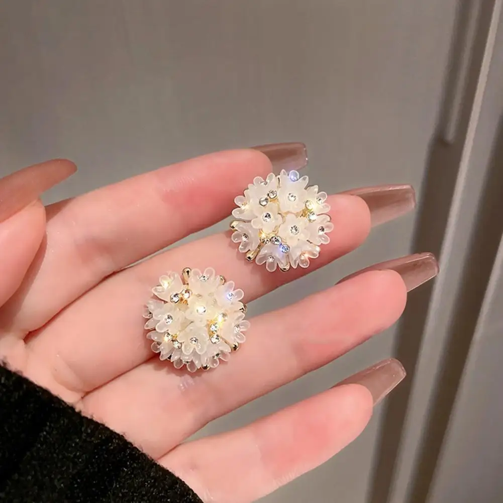 1 Pair Women Earrings Flower Design Inlaid Rhinestone Sparkling Surface All-match Sweat-proof Allergy Free Stud Earrings
1 Pair Women Earrings Flower Design Inlaid Rhinestone Sparkling Surface All-match Sweat-proof Allergy Free Stud Earrings