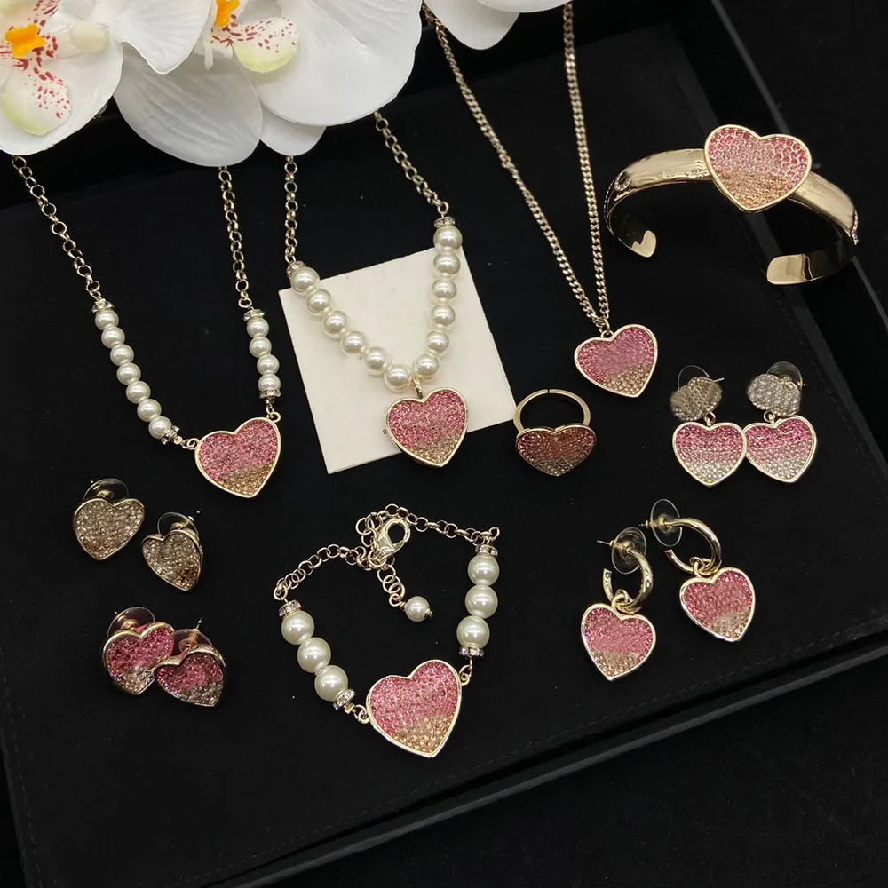 European American Popular Luxury Trend Heart Jewelry Sets Pave Cubic Zirconia Earrings Necklace Bracelet Cuff Ring for Women
European American Popular Luxury Trend Heart Jewelry Sets Pave Cubic Zirconia Earrings Necklace Bracelet Cuff Ring for Women