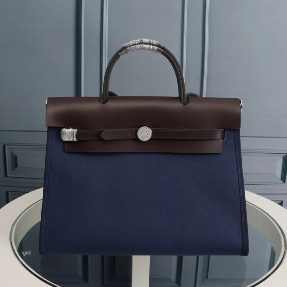 2023 high-end handbags imported waterproof canvas bag leather leisure messenger bag with high-capacity classic models.
2023 high-end handbags imported waterproof canvas bag leather leisure messenger bag with high-capacity classic models.