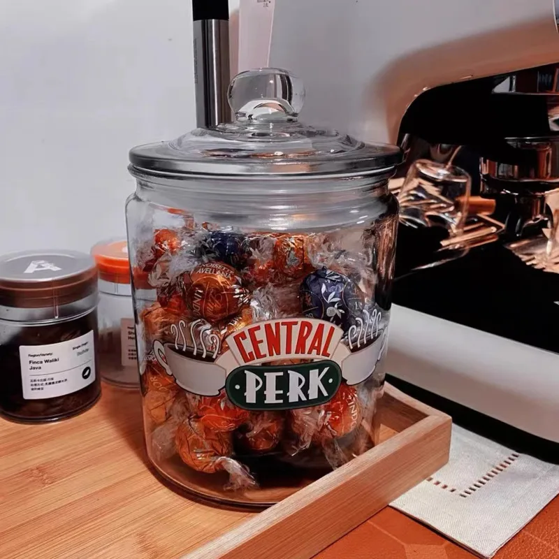 Стеклянная банка для хранения Friends Central Perk
Стеклянная банка для хранения Friends Central Perk