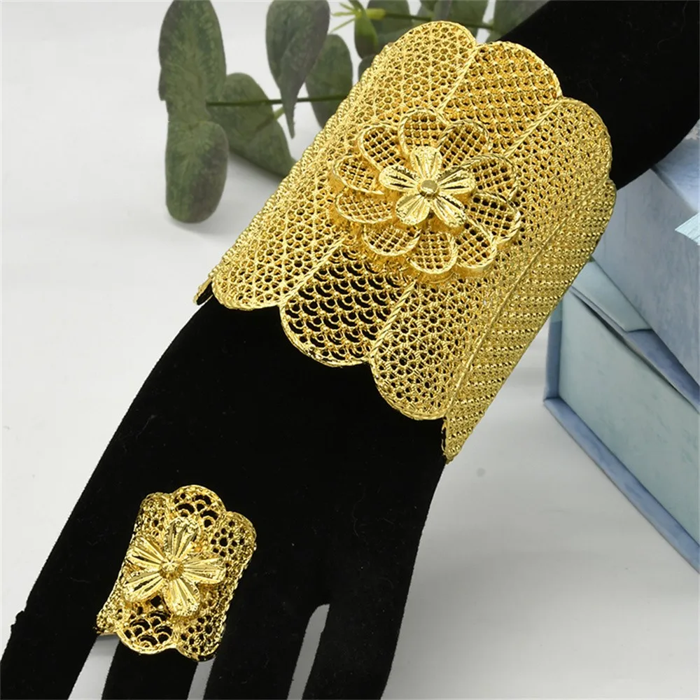 Luxury Jewelry Big Bangle Romantic Hollow Flower Style For Women Copper Gold Planted Adjustable Gift Party Engagement Wedding
Luxury Jewelry Big Bangle Romantic Hollow Flower Style For Women Copper Gold Planted Adjustable Gift Party Engagement Wedding