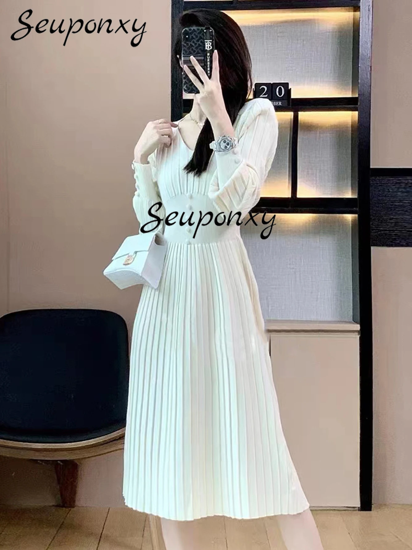 High Quality Autumn Solid Color Bodycon Knit Dress 2022 Sexy V Neck Lantern Sleeve Single Breasted Fashion Casual Dress Vestidos
High Quality Autumn Solid Color Bodycon Knit Dress 2022 Sexy V Neck Lantern Sleeve Single Breasted Fashion Casual Dress Vestidos
