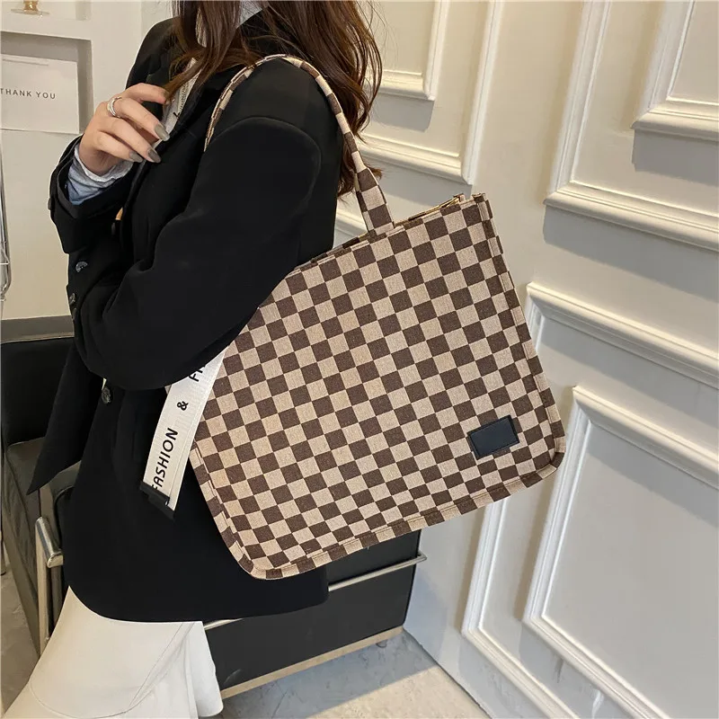 Женская сумка через плечо в стиле Ins, модная клетчатая сумка-тоут, Корейская версия, атмосферная простая сумка, Женская трендовая сумка для п...
Женская сумка через плечо в стиле Ins, модная клетчатая сумка-тоут, Корейская версия, атмосферная простая сумка, Женская трендовая сумка для п...