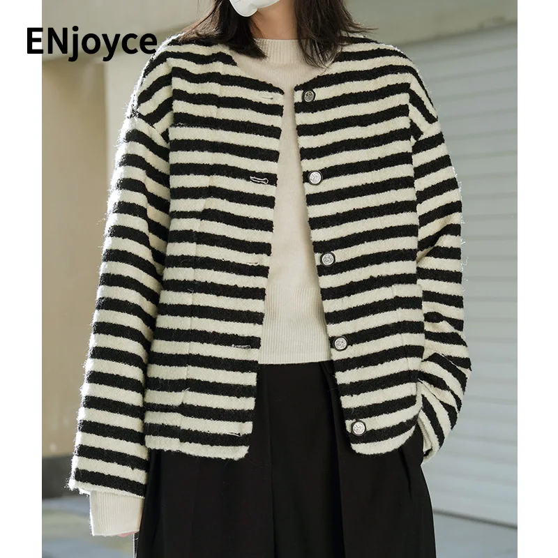 Женское твидовое пальто с круглым вырезом, винтажное шерстяное теплое пальто в полоску с круглым вырезом и длинными рукавами, костюм в Корейском стиле, зимние куртки 2022
Женское твидовое пальто с круглым вырезом, винтажное шерстяное теплое пальто в полоску с круглым вырезом и длинными рукавами, костюм в Корейском стиле, зимние куртки 2022