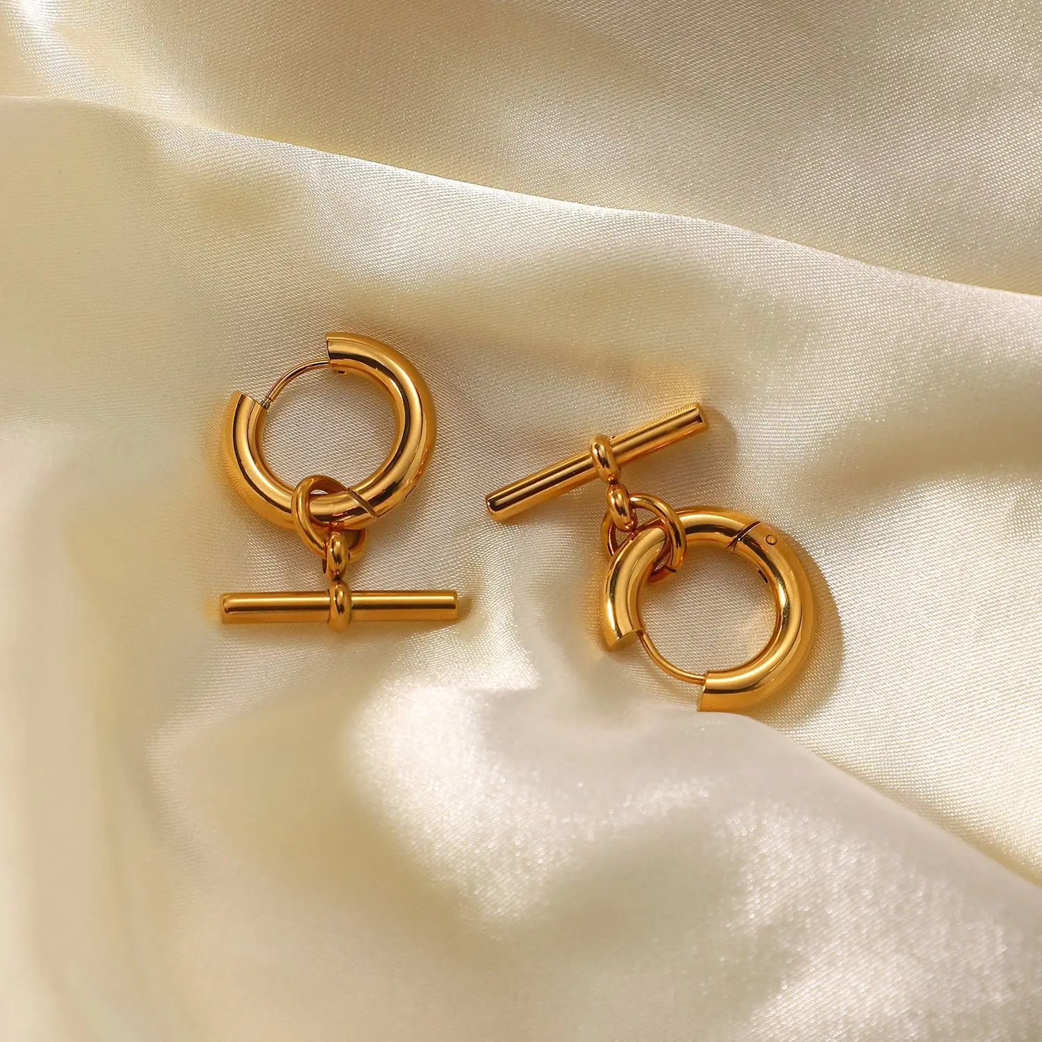INS net red same earrings 18K gold-plated T-bar jewelry pendant earrings ladies personality fashion earrings for women
INS net red same earrings 18K gold-plated T-bar jewelry pendant earrings ladies personality fashion earrings for women