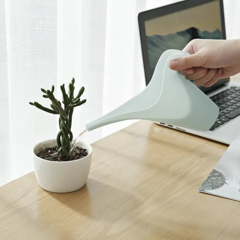 Plastic pouring water bottle with pointed mouth and long mouth Home flower potted watering watering can gardening watering tool
Plastic pouring water bottle with pointed mouth and long mouth Home flower potted watering watering can gardening watering tool
