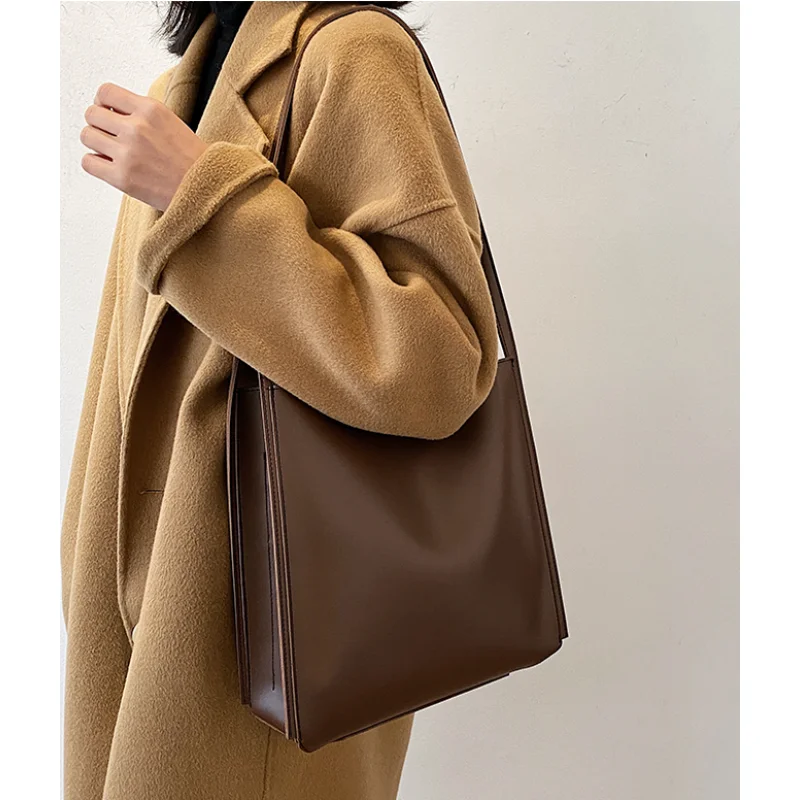 Сумка-тоут женская из экокожи, модный саквояж на защелке, вместительный мессенджер, винтажный дизайнерский чемоданчик, 2023New
Сумка-тоут женская из экокожи, модный саквояж на защелке, вместительный мессенджер, винтажный дизайнерский чемоданчик, 2023New