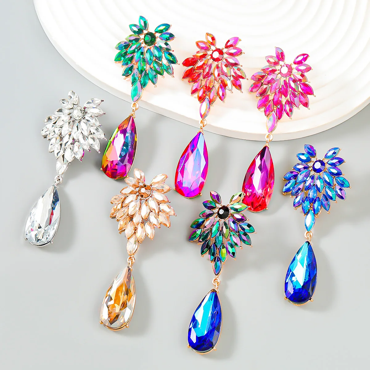 JURAN Sparkling Luxury Crystal Water Drop Shaped Pendant Earrings for Women Bridal High-quality Wedding Party Engagement Jewelry
JURAN Sparkling Luxury Crystal Water Drop Shaped Pendant Earrings for Women Bridal High-quality Wedding Party Engagement Jewelry