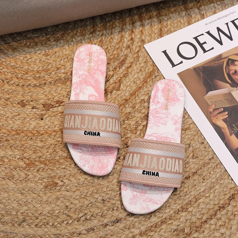 Classic Slippers Women Sandals Fashion Luxury High Heels Sandals Beach Color Matching Letter Embroidery Flat Slippers 2023 New
Classic Slippers Women Sandals Fashion Luxury High Heels Sandals Beach Color Matching Letter Embroidery Flat Slippers 2023 New