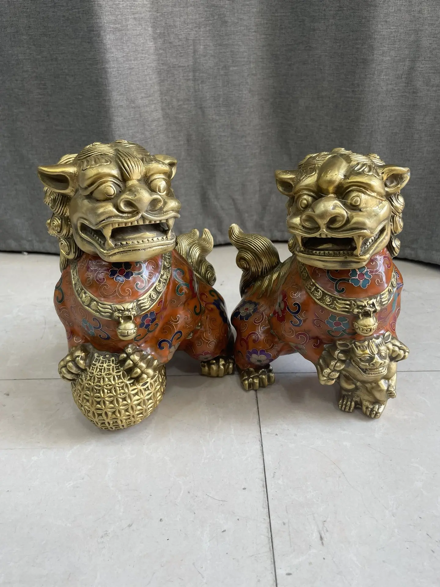 8"Tibet Temple Collection Old Bronze Cloisonne Enamel Lion Playing Ball Statue A Pair door-god Amass wealth Town house Exorcism
8"Tibet Temple Collection Old Bronze Cloisonne Enamel Lion Playing Ball Statue A Pair door-god Amass wealth Town house Exorcism