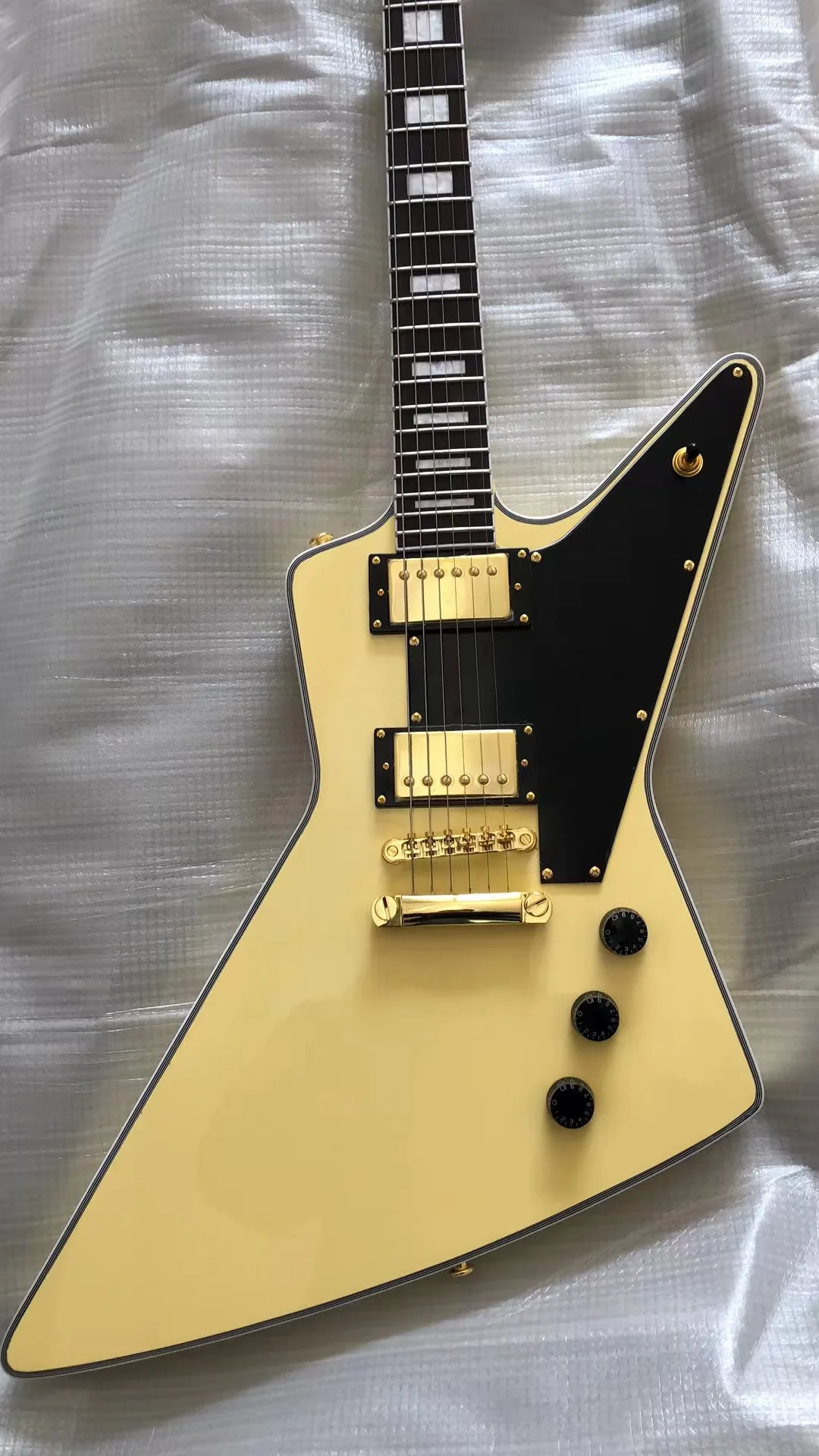 Cream 6 String Electric Guitar Mahogany Body And Neck Gold Hardware Glossy Finish Free Delivery
Cream 6 String Electric Guitar Mahogany Body And Neck Gold Hardware Glossy Finish Free Delivery