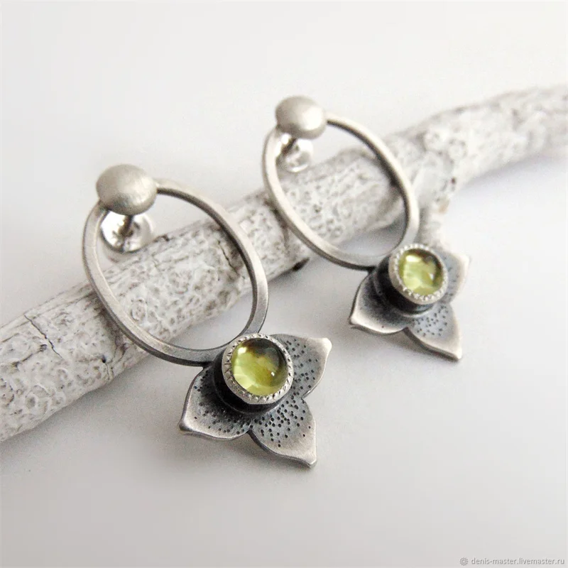 European and American Style Retro Personality Olive Green Zircon Earrings Retro Petal-shaped Long Earrings Ladies Jewelry
European and American Style Retro Personality Olive Green Zircon Earrings Retro Petal-shaped Long Earrings Ladies Jewelry