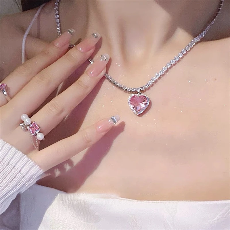 2022 New Trend Gothic Pink Crystal Zircon Heart Pendant Rhinestone Chains Choker Necklaces For Women Party Y2K Jewelry Wholesale
2022 New Trend Gothic Pink Crystal Zircon Heart Pendant Rhinestone Chains Choker Necklaces For Women Party Y2K Jewelry Wholesale