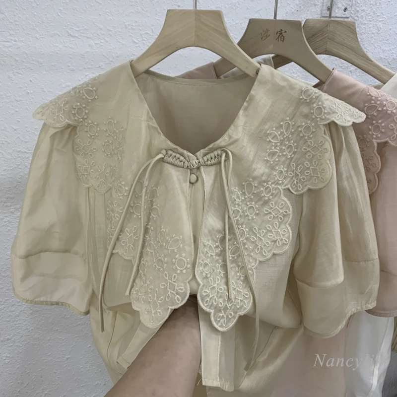 V-neck Frog Button Embroidered Lace Peter Pan Collar Short-Sleeved Shirt Women's Summer Sweet Elegance Beautiful Top Loose
V-neck Frog Button Embroidered Lace Peter Pan Collar Short-Sleeved Shirt Women's Summer Sweet Elegance Beautiful Top Loose