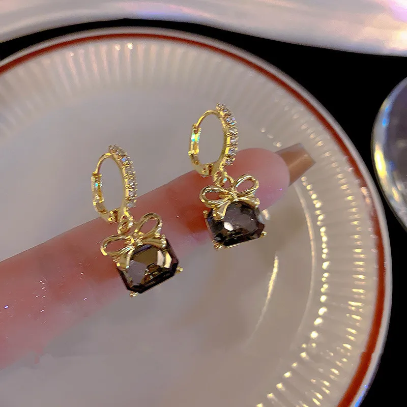 New Fashion Trend Unique Design Elegant Delicate Square Zirconia Bow Knot Earrings Women Jewelry Wedding Party Premium Gifts
New Fashion Trend Unique Design Elegant Delicate Square Zirconia Bow Knot Earrings Women Jewelry Wedding Party Premium Gifts