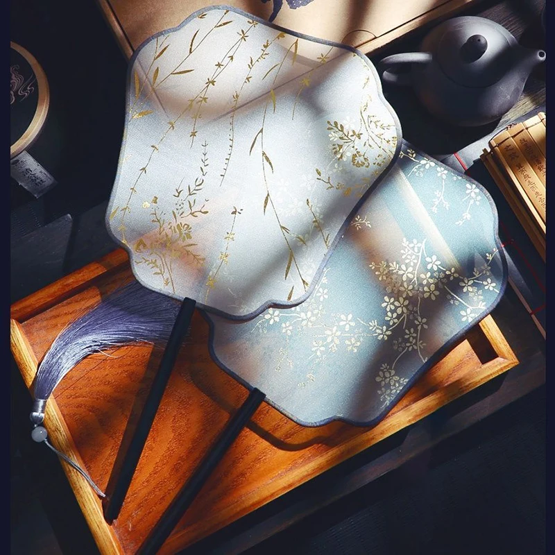 Ancient Fan Women Chinese Style Bronzing Long Handle Vintage Fan Summer Classical Palace Dance Cheongsam Small Hanfu Hand Fan
Ancient Fan Women Chinese Style Bronzing Long Handle Vintage Fan Summer Classical Palace Dance Cheongsam Small Hanfu Hand Fan