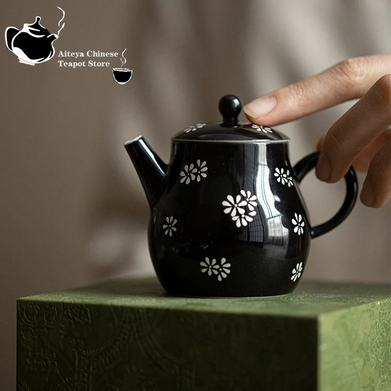 Overglaze decoration pure silver hand-painted teapot handmade ceramic teapot single pot with filter household kungfu tea set
Overglaze decoration pure silver hand-painted teapot handmade ceramic teapot single pot with filter household kungfu tea set
