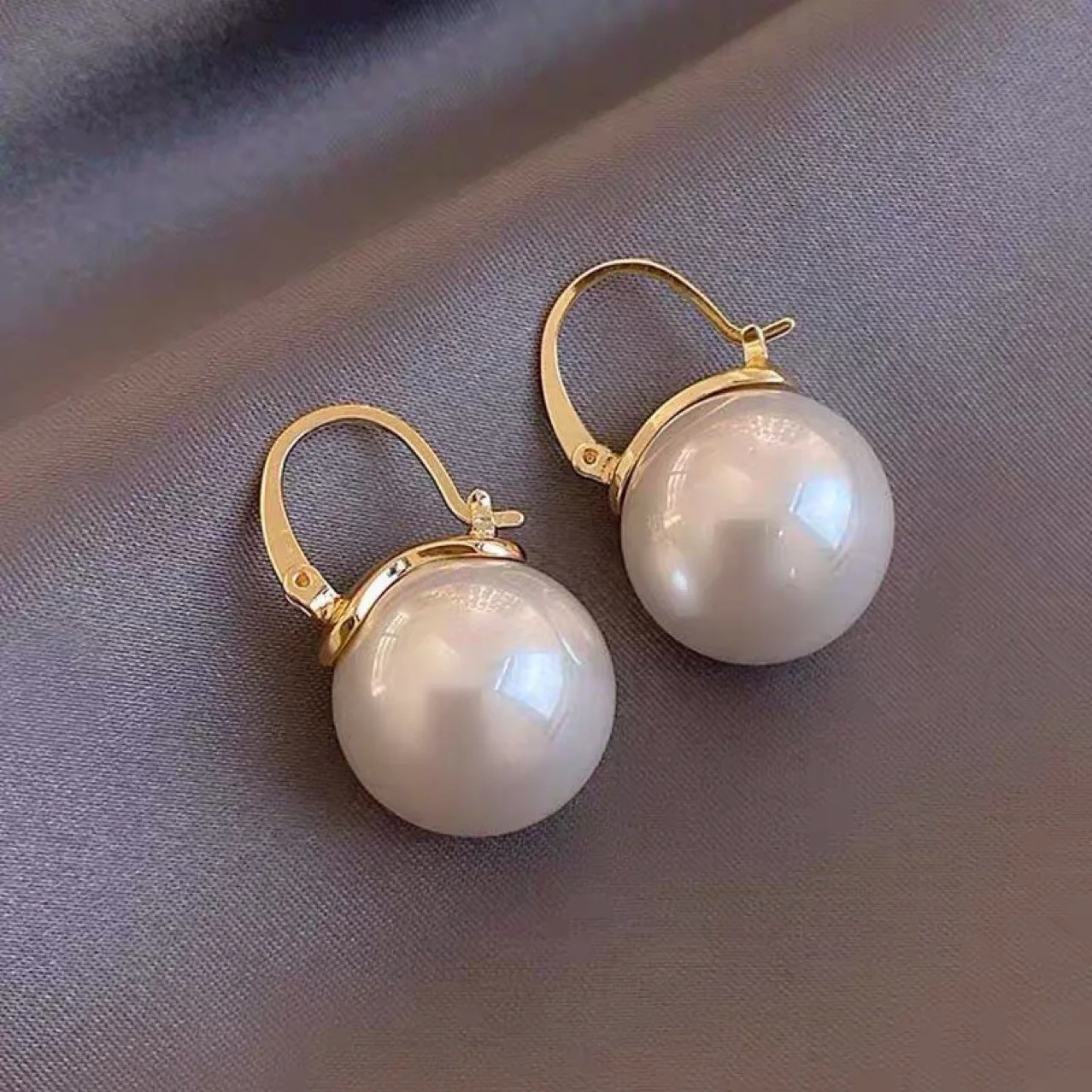 Nova Elegante senhora estilo Perola Pingente brincos Moda simples coreano da Mulher Joiasde Luxo festa de Natal Brincos incomuns
Nova Elegante senhora estilo Perola Pingente brincos Moda simples coreano da Mulher Joiasde Luxo festa de Natal Brincos incomuns