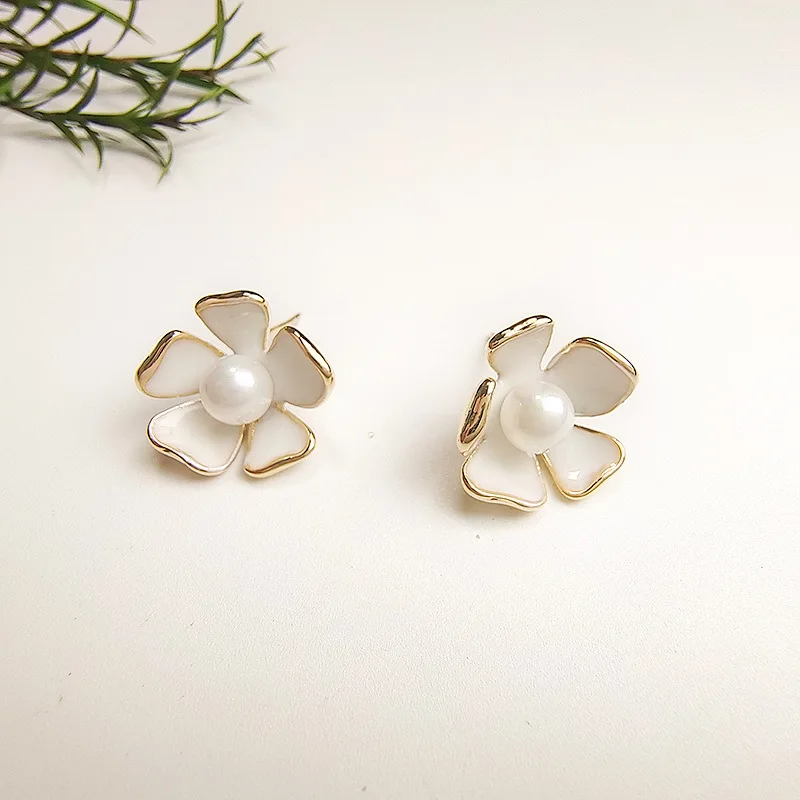 Korean Dongdaemun Cherry Blossom Earrings Earrings Women's New Simple Fashion Five Leaf Flower Pearl Earrings Wholesale 
Korean Dongdaemun Cherry Blossom Earrings Earrings Women's New Simple Fashion Five Leaf Flower Pearl Earrings Wholesale