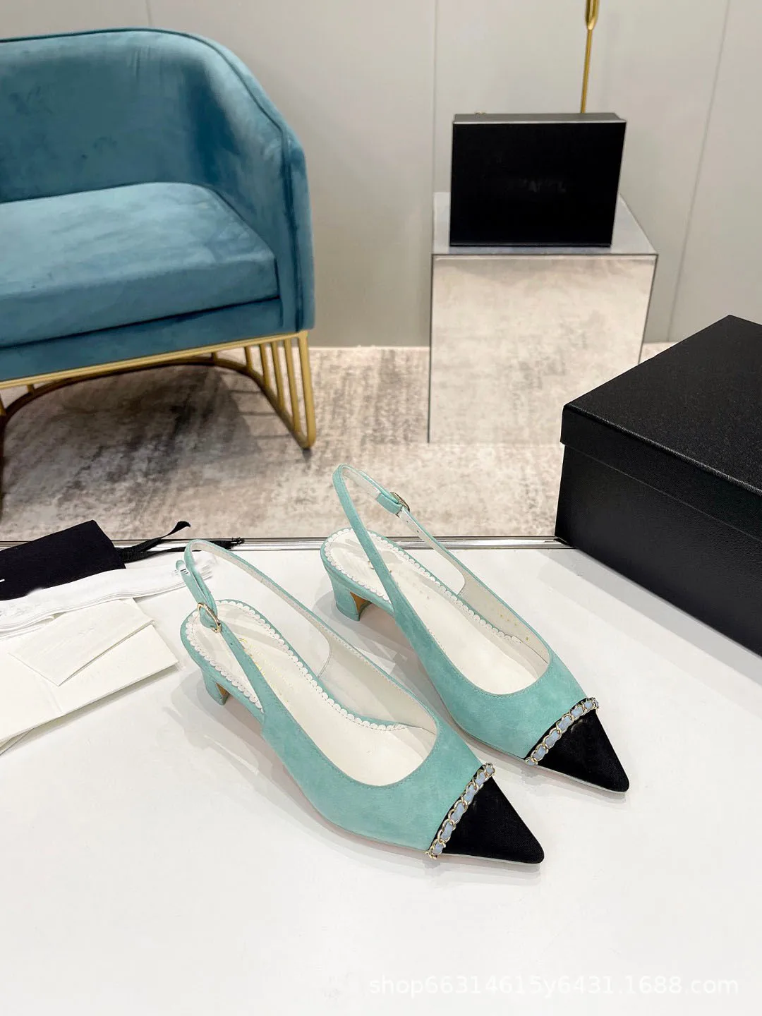 Spring & Summer New Elegant Women Sandal Pointed Shallow Single Shoes Diamond Lattice Chain Thick Heel Sandalias Back Trip Strap
Spring & Summer New Elegant Women Sandal Pointed Shallow Single Shoes Diamond Lattice Chain Thick Heel Sandalias Back Trip Strap